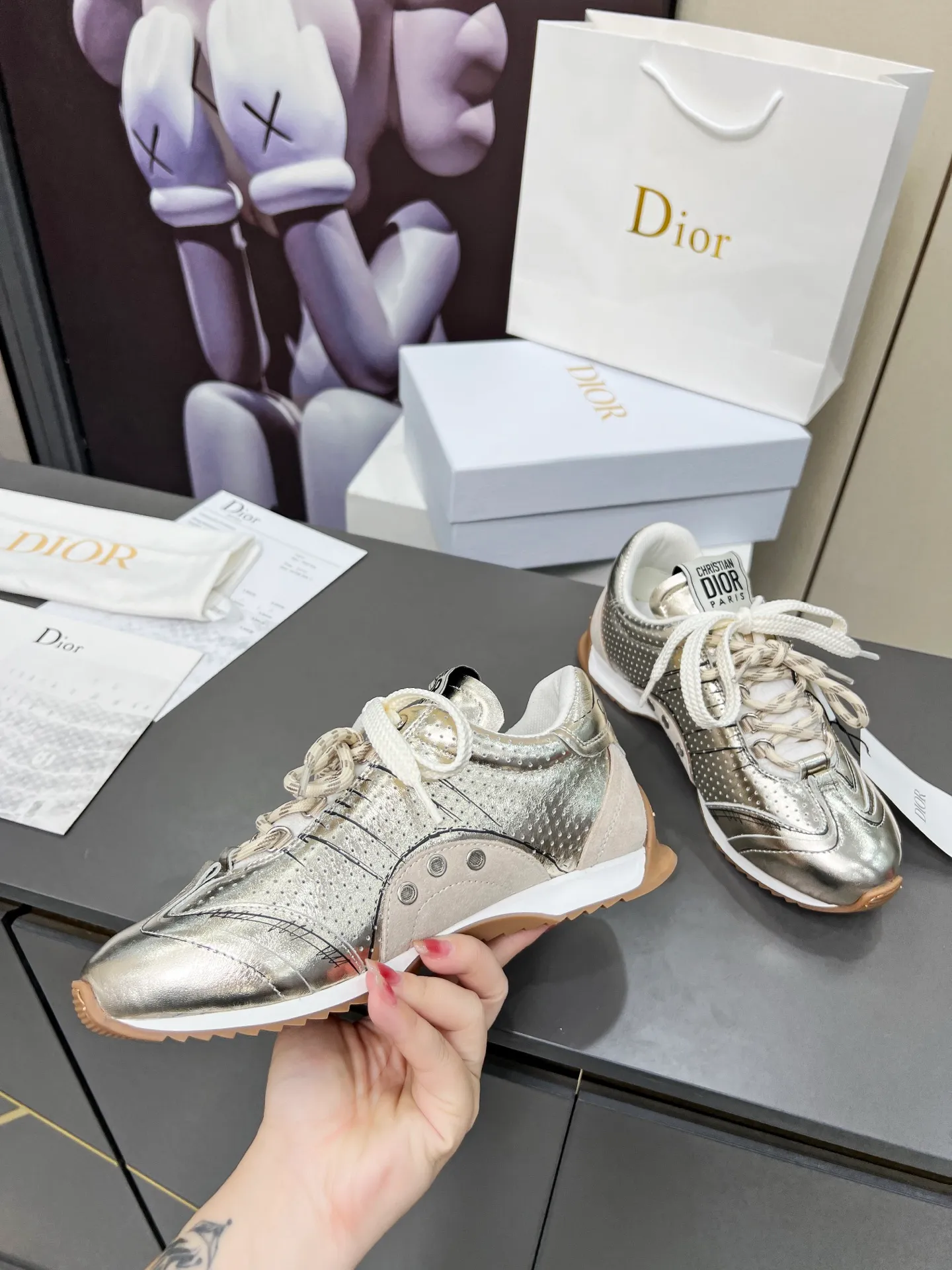 Gold men's shoes 💰580 D-Sketch sneakers are new products in the 2025 spring and summer ready-to-wear series❤️‍🔥❤️‍🔥❤️‍🔥❤️‍🔥, highlighting the classic retro aesthetics. Crafted from gold-toned crinkled sheepskin and gold-toned laminated calfskin 🌹🌹🌹, it features beige suede calfskin panels and double laces. The side is decorated with a handwritten Christian Dior Men's Shoes 💰aris logo🎆🎆🎆, while the heel and tongue are embellished with Christian Dior Men's Shoes 💰aris logo panels and plaques. Paired with two-color thin rubber soles, they look more refined. Size: 35~41 (men’s model is currently available). Color: black, white, gold, silver.
